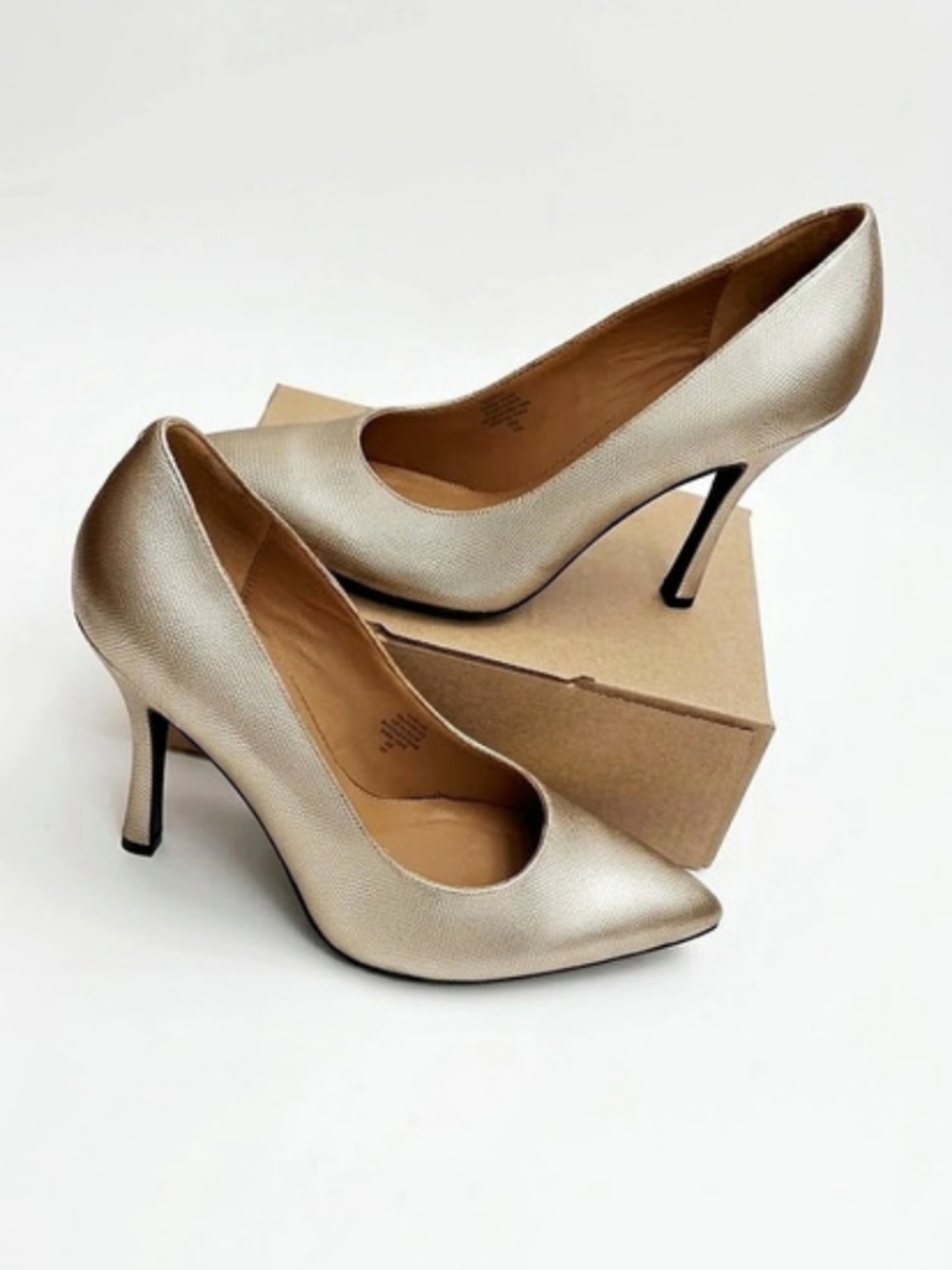 pointed-toe gold heels by Isaac Mizrahi New York Size. 10M Stiletto Helen